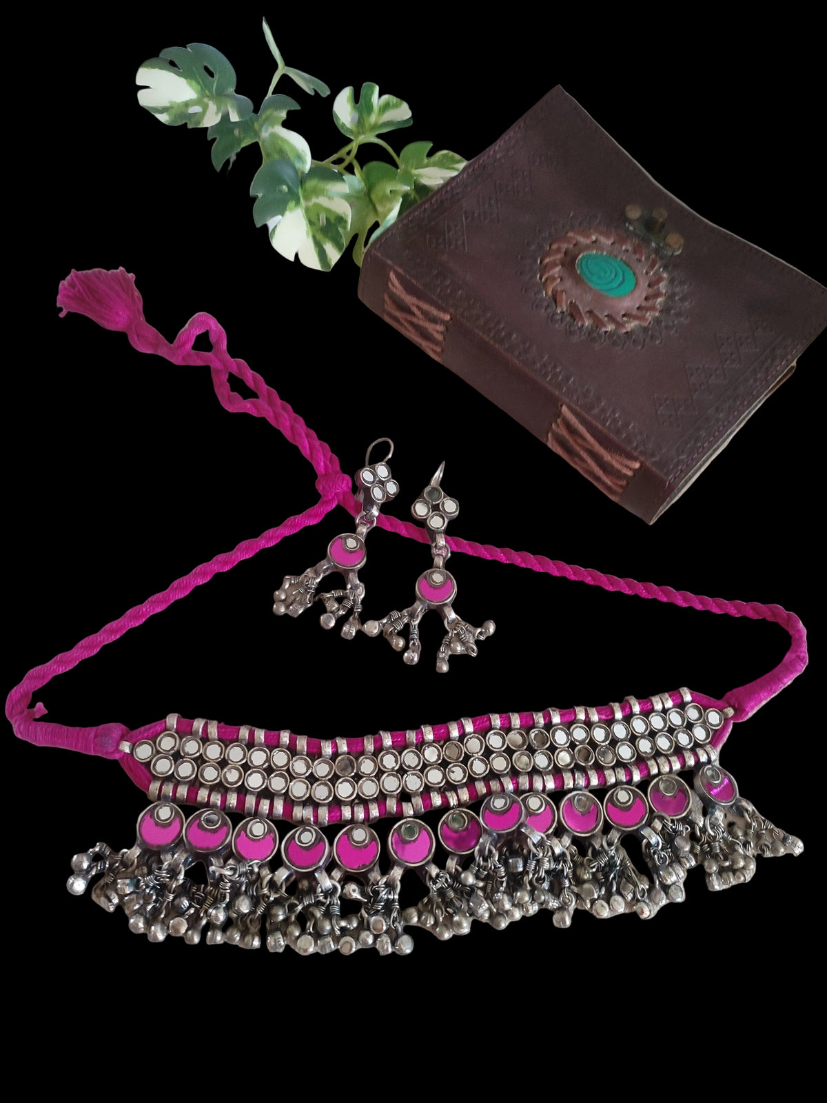 Sukhada Glossy pink and white glass choker set