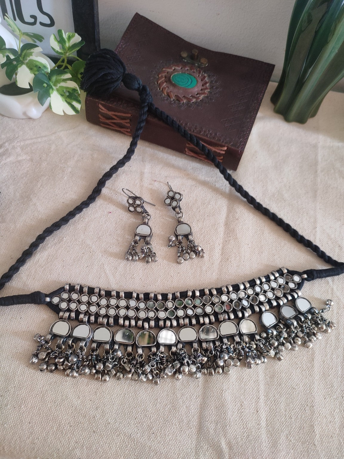 Shariya Glass Choker Necklace Set