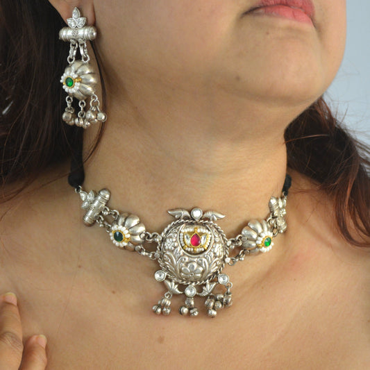 Mounima Brass Kundan Necklace Set in Gold Finish
