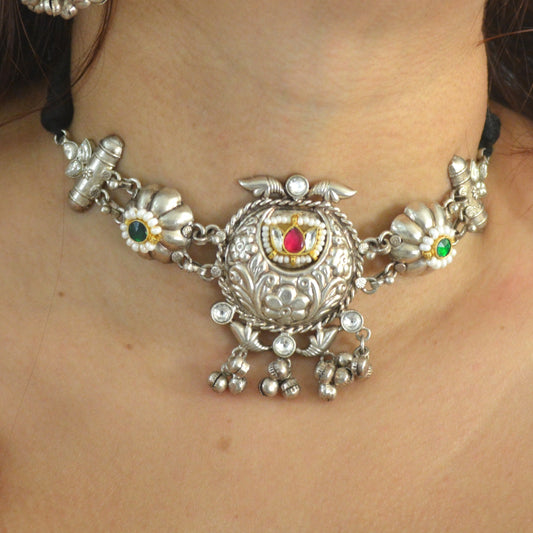 Mounima Brass Kundan Necklace Set in Gold Finish