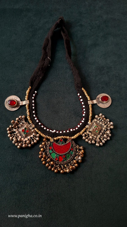 Ruhana Afghani choker Necklace with a button behind to attach the same..